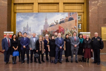Картина из Бурятии открыла цикл мероприятий ко Дню Победы в Москве
