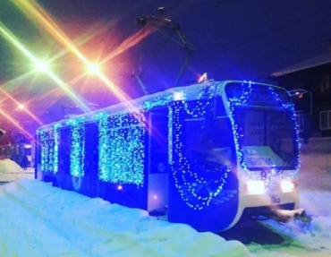 По городу Улан-Удэ начал курсировать Новогодний трамвай