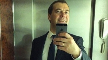 Петиция за отставку премьер-министра России Дмитрия Медведева меньше чем за сутки собрала 130 тысяч подписей
