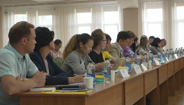 "Мы не первый день работаем": В Улан-Удэ чистят дороги по приоритету
