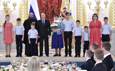 В Кремле Президент России вручил Орден «Родительская слава» семье из Бурятии