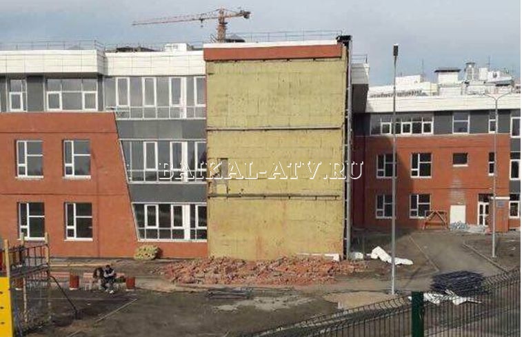 В Иркутске обрушилась стена только что построенной школы