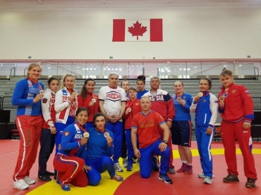 Спортсменки из Бурятии завоевали три "золота" на турнире по вольной борьбе в Канаде