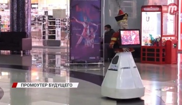 Робот-промоутер работает в торговом центре Улан-Удэ