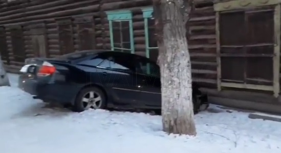 В Улан-Удэ водитель "Тойоты" влетел в жилой дом
