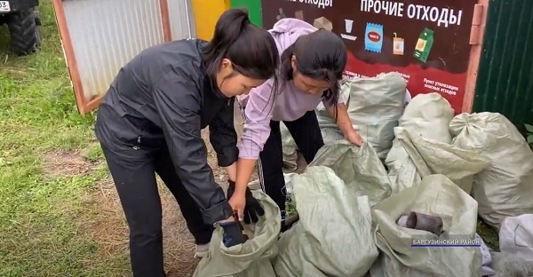 Раздельный сбор отходов на Байкале. Активисты учат туристов чистоте и порядку