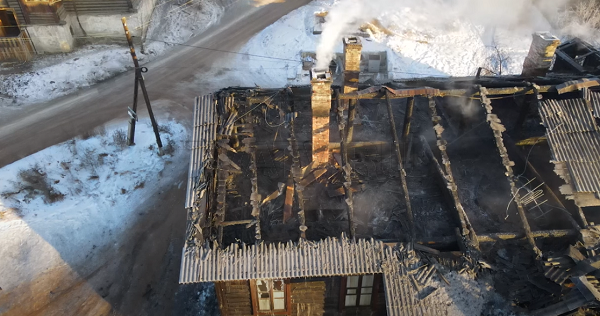 В Улан-Удэ мать с ребёнком остались без жилья из-за пожара. Дом могли поджечь