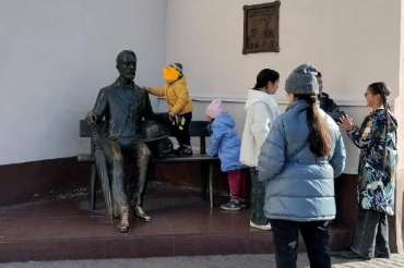 В Улан-Удэ разгневанный житель возмутился тому, что горожане делают селфи с памятником Чехову 
