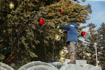 С главной площади Улан-Удэ убирают елку