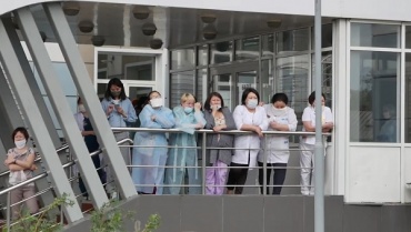 Медицинских работников ДРКБ поздравили артисты бурятской эстрады