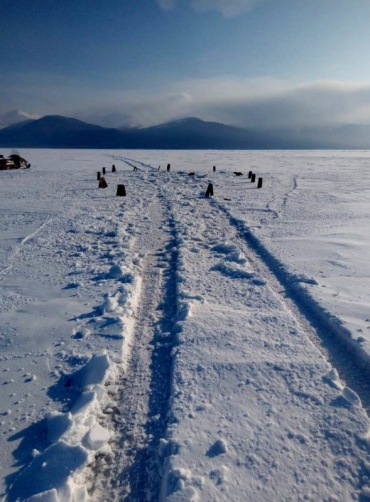 На Байкале под лед ушел автомобиль