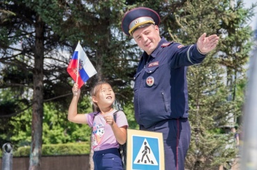 В Улан-Удэ сотрудники ГИБДД провели акцию, посвященную Дню Государственного флага России