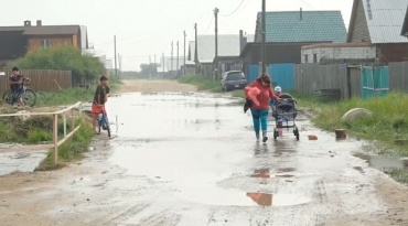 Люди покидают свои дома из-за паводка