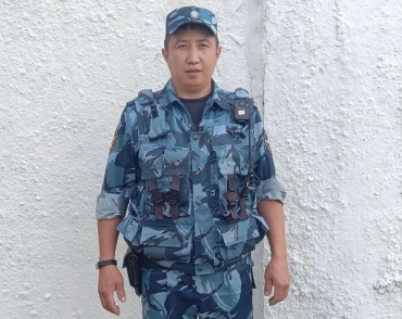 В Улан-Удэ сотрудник УФСИН поймал выпавшую из окна девочку