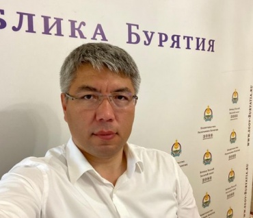 «Работа не прекращается»: Алексей Цыденов принес домой пресс-волл, чтобы работать
