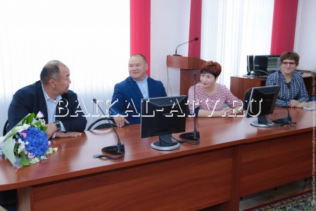 Новым депутатам Улан-Удэнского горсовета вручили временные удостоверения