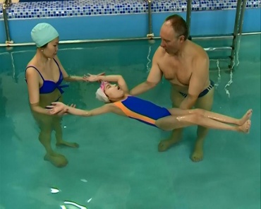Николай Тетерин лечит детей плаванием