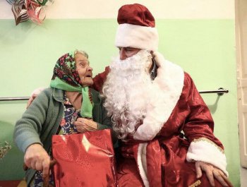 Жители Бурятии могут подарить новогодние подарки одиноким пенсионерам