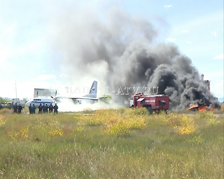 В аэропорту "Байкал" аварийно сел самолет. В рамках учений МЧС