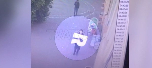 В Улан-Удэ разыскивают парня, повредившего инсталляцию 