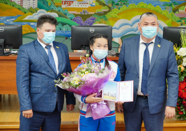 Депутаты горсовета Улан-Удэ поздравили Ульяну Тукурееву с победой