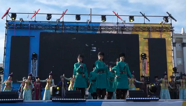 Вся площадь пела. В Улан-Удэ с размахом отметили День рождения Бурятии