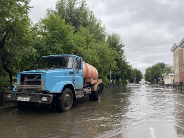 10 вакуумных машин и 4 мотопомпы откачивают улицы Улан-Удэ
