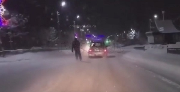 Прошлогодний хайп: в сети опять гуляет видео городского лыжника-экстримала