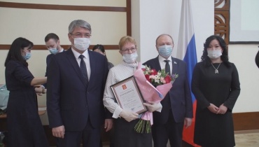 Глава Бурятии вручил государственные награды и грамоты от президента России