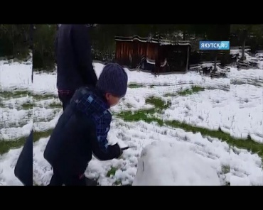 Жители Якутии в середине июля начали лепить снеговиков