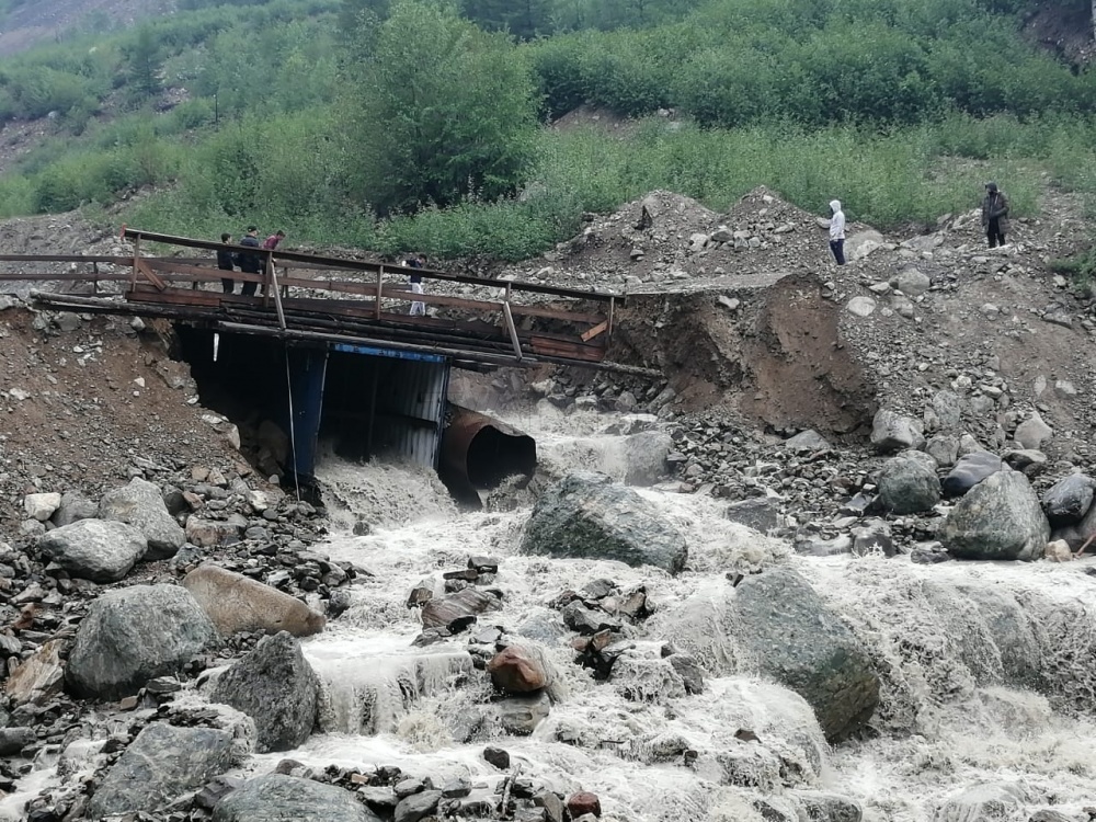 В Муйском районе размыло мост и дорогу