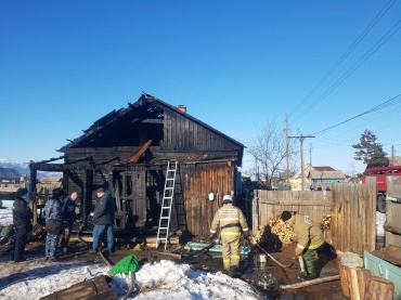 Трое жителей Бурятии пострадали на пожаре в Курумкане