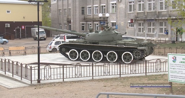 В Заиграево «пристроили» танк