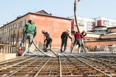 В Улан-Удэ продолжается монтаж здания пристроя к школе № 49