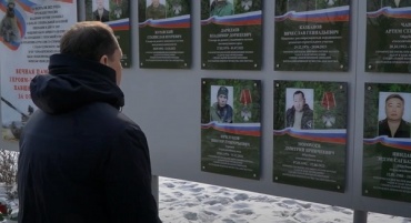 Там всегда живые цветы. В Улан-Удэ почтили память погибших бойцов из числа работников ЛВРЗ