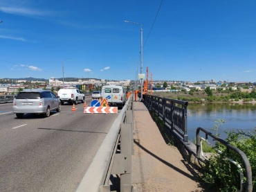 В Улан-Удэ на Селенгинском мосту перекрыли полосу дорожного движения 