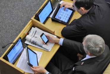 Госдума приняла закон о контроле за поведением госслужащих в интернете