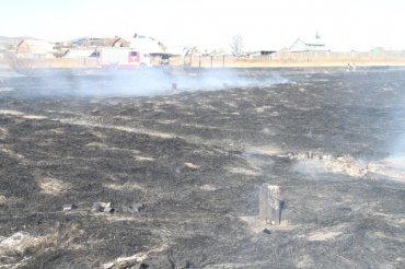 В Бурятии из-за пала травы едва не сгорели жилые дома