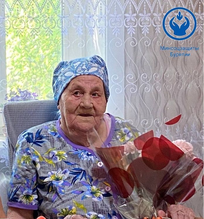 В Бурятии ветеран труда отмечает 102-летие В Бурятии ветеран труда отмечает 102-летие