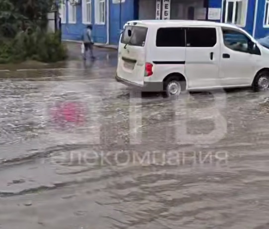 На улицах города идет откачка воды На улицах города идет откачка воды