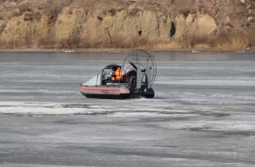 На озере Гусиное в Бурятии грузовик ушел под лед
