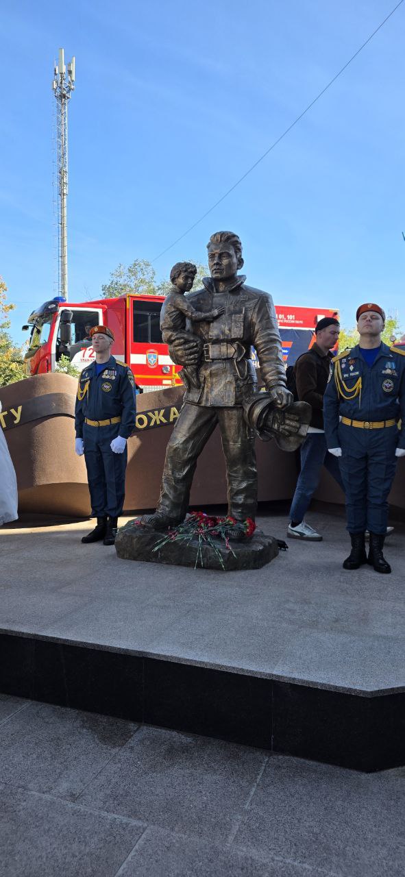 В Улан-Удэ открыли памятник пожарным и спасателям В Улан-Удэ открыли памятник пожарным и спасателям