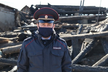 В Бурятии полицейский помог спасти мужчину из горящего дома