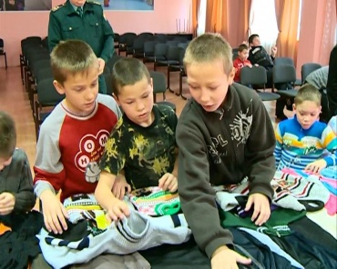 Таможенники Бурятии привезли подарки воспитанникам детского дома