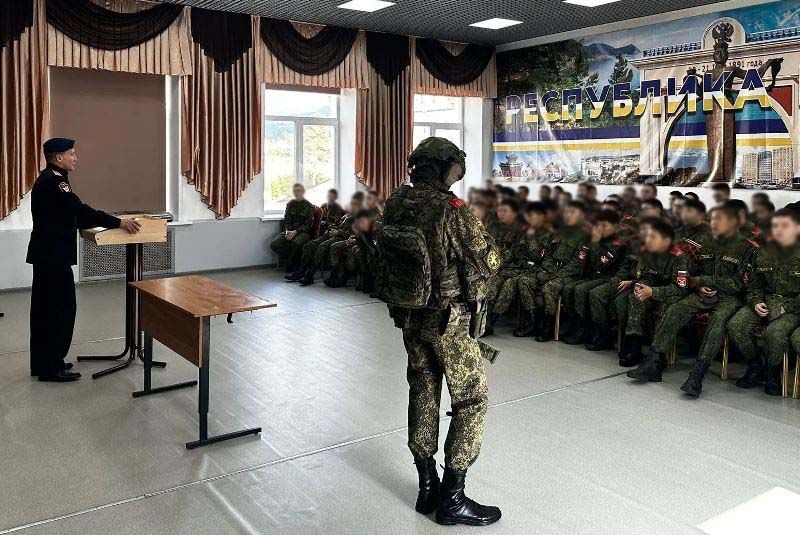 Офицер спецподразделения Росгвардии провел уроки мужества для улан-удэнских школьников Офицер спецподразделения Росгвардии провел уроки мужества для улан-удэнских школьников