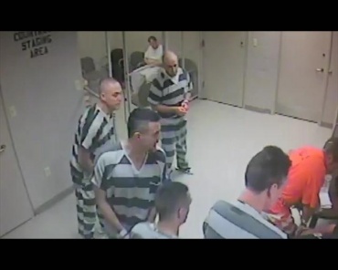 Восемь заключенных тюрьмы Parker County в Техасе спасли жизнь охраннику. 