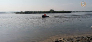 На Гусином озере опрокинулась лодка с рыбаками 