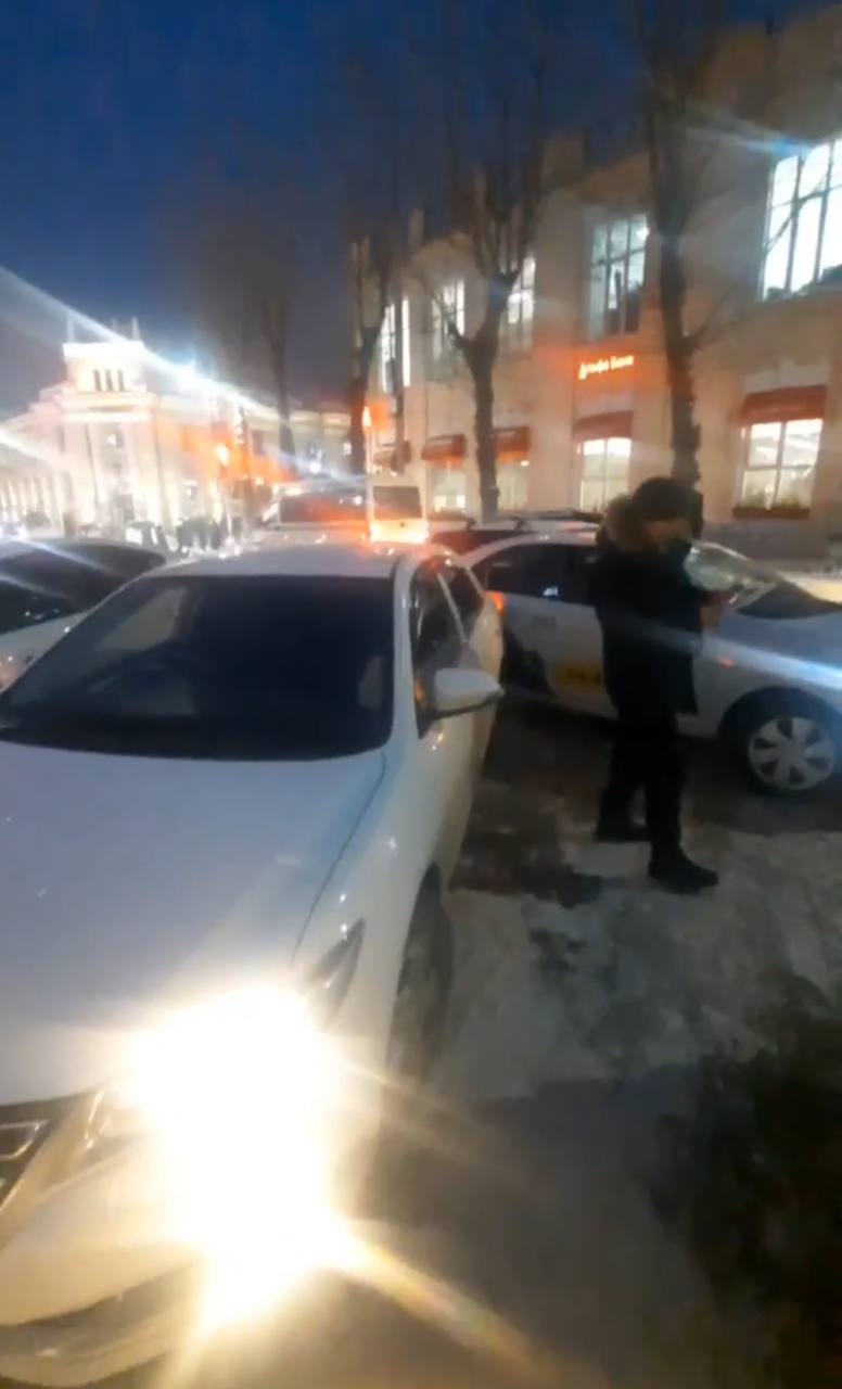 В Улан-Удэ у ТЦ «Форум» столкнулись такси и «легковушка» В Улан-Удэ у ТЦ «Форум» столкнулись такси и «легковушка»