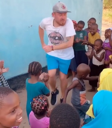 Улан-удэнец учит детей в Африке