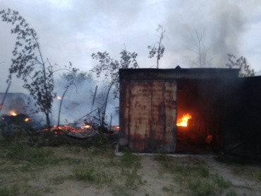 В Улан-Удэ из-за детской шалости сгорели автомобиль, постройки и гаражи